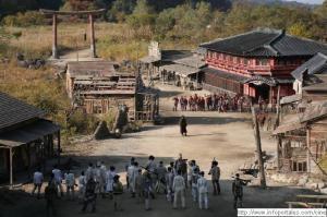 Sukiyaki Western Django, Villarriba contra Villabajo
