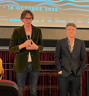 El director Andrew Legge y el productor Alan Maher presentando LOLA en el Casino Prado