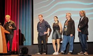El director Jon Wright, el guionista Mark Stay, la editora Zsofi Talas, el director de fotografía Hamish Doyne-Ditmas presentando Unwelcome en el Auditori