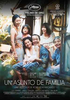 Maravilloso retrato familiar de una familia que vive en los márgenes de la sociedad